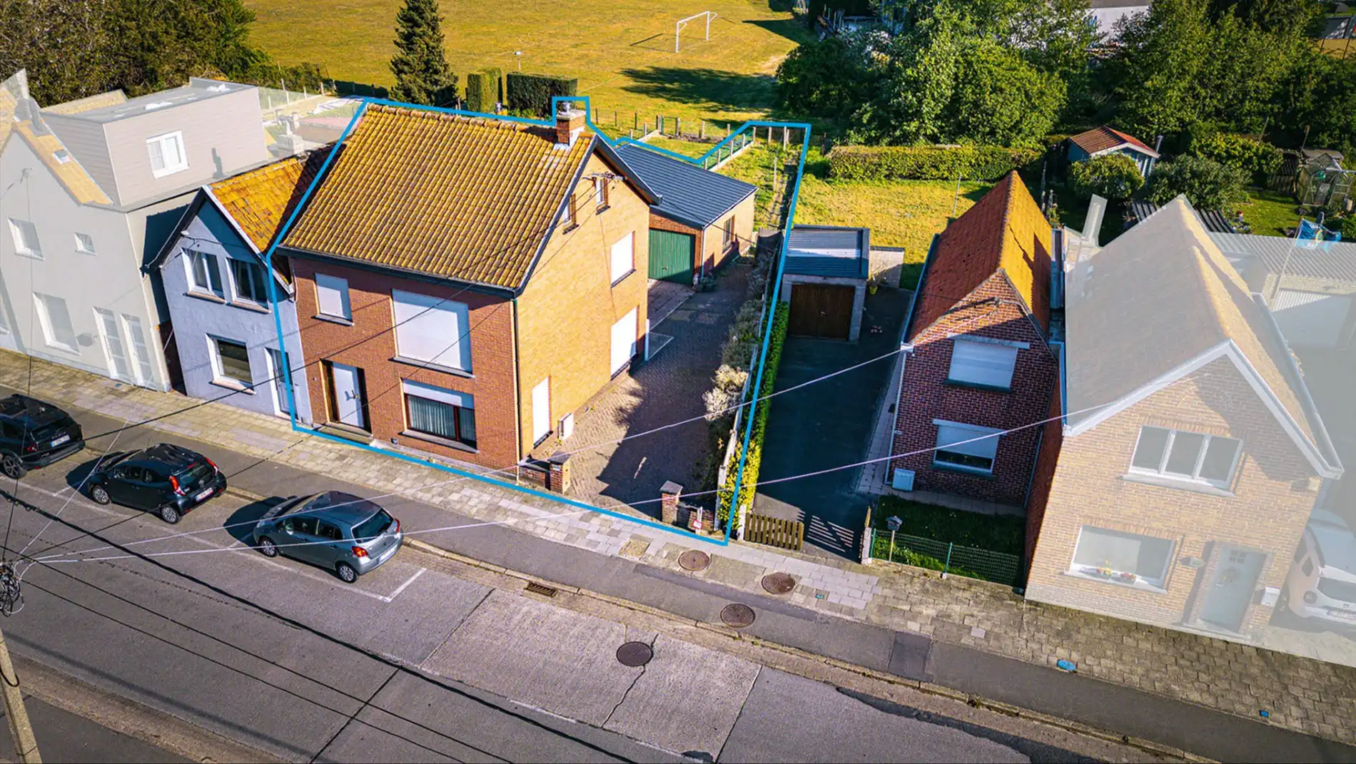 Hoofdfoto van de publicatie: Halfopen bebouwing op 267m² met 3 slpks, garage en tuin te Maldegem
