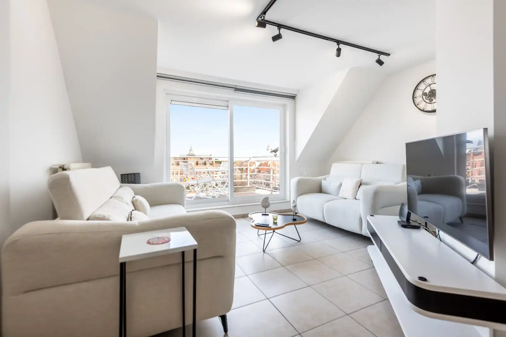 Duplex appartement met open zicht gelegen op de Lippenslaan ter hoogte v.h. Verweeplein. foto 2