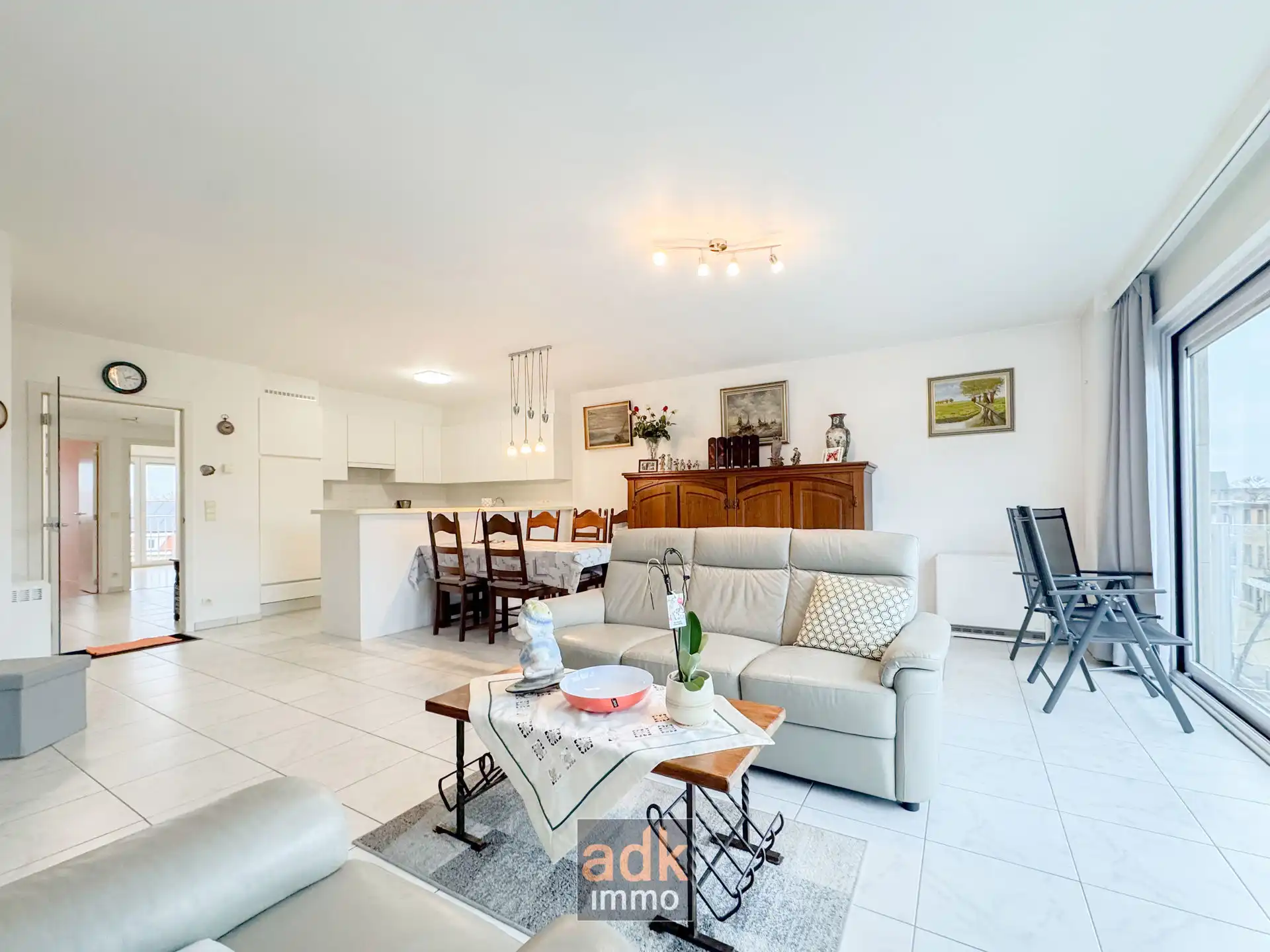 Ruim en lichtrijk appartement met zicht op het park. 2 slaapkamers, 2 badkamers, 2 terrassen, incl. kelder.  foto 3