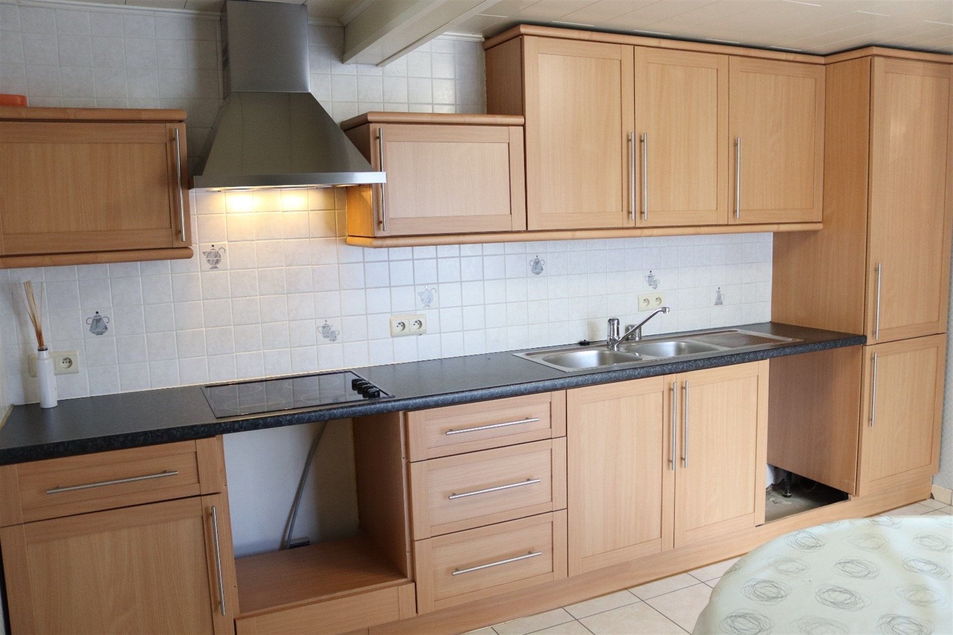 Gunstig gelegen halfopen woning met grote garage en tuin. foto 5