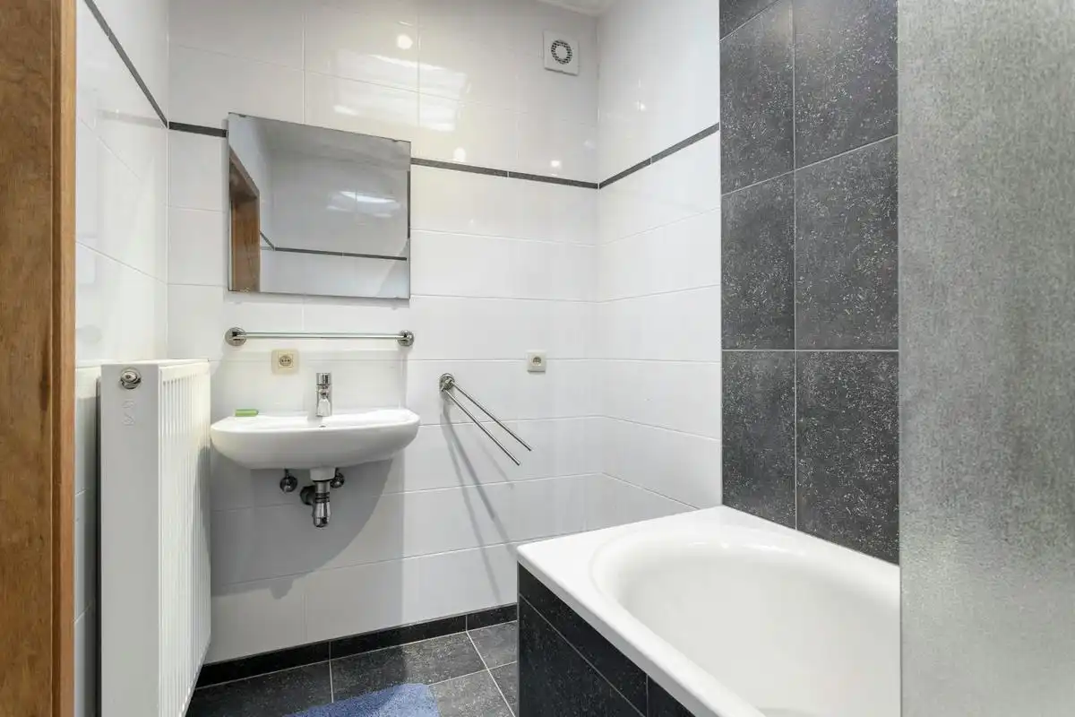 Instapklaar huis te koop met 2 slaapkamers in de Ieperstraat in Poperinge foto 8