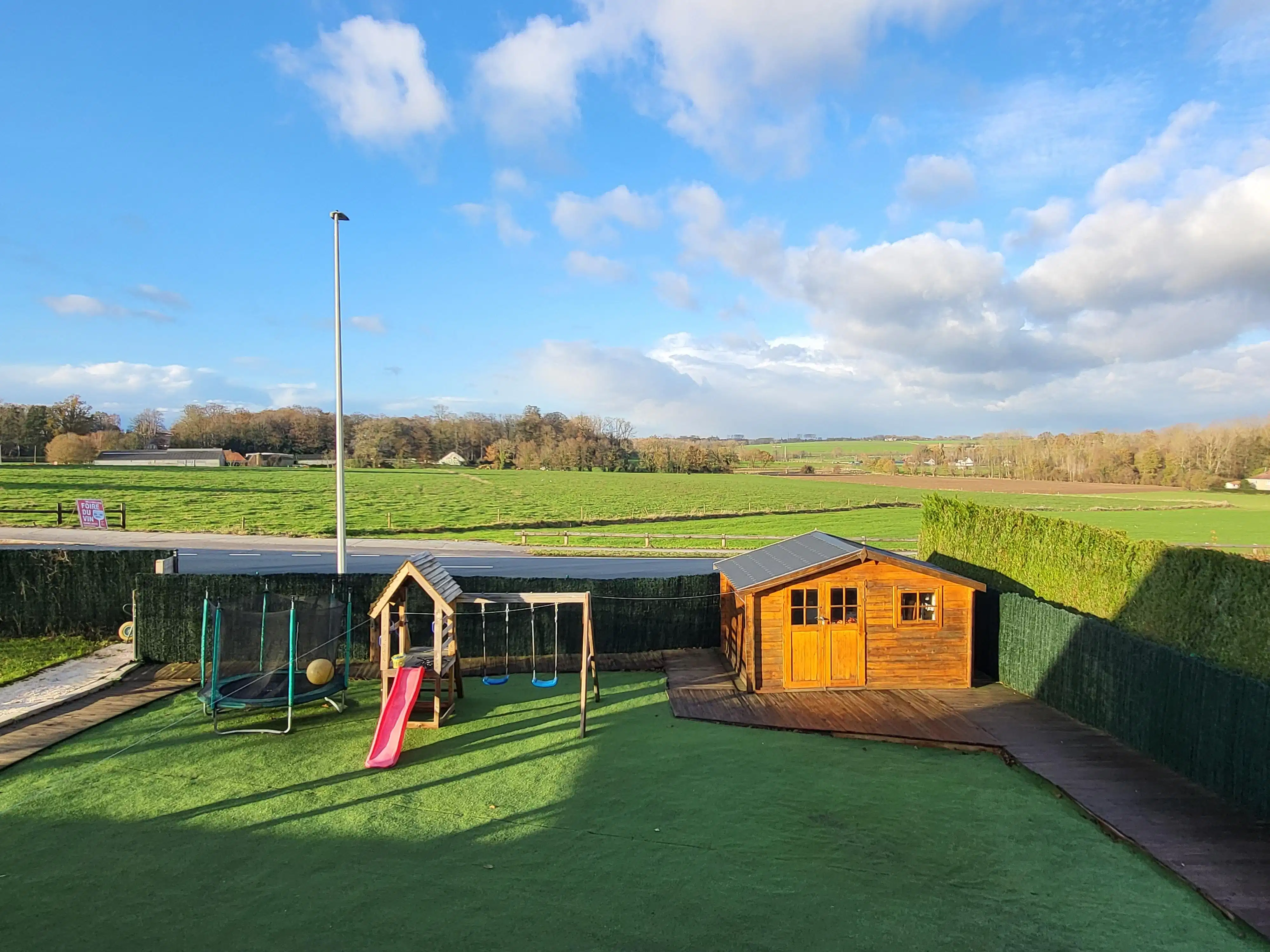 In het landelijke Roborst, een deelgemeente van Zwalm in de prachtige Vlaamse Ardennen, bevindt zich deze ruime en volledig gerenoveerde woning op een perceel van 1.143 m².  foto 3