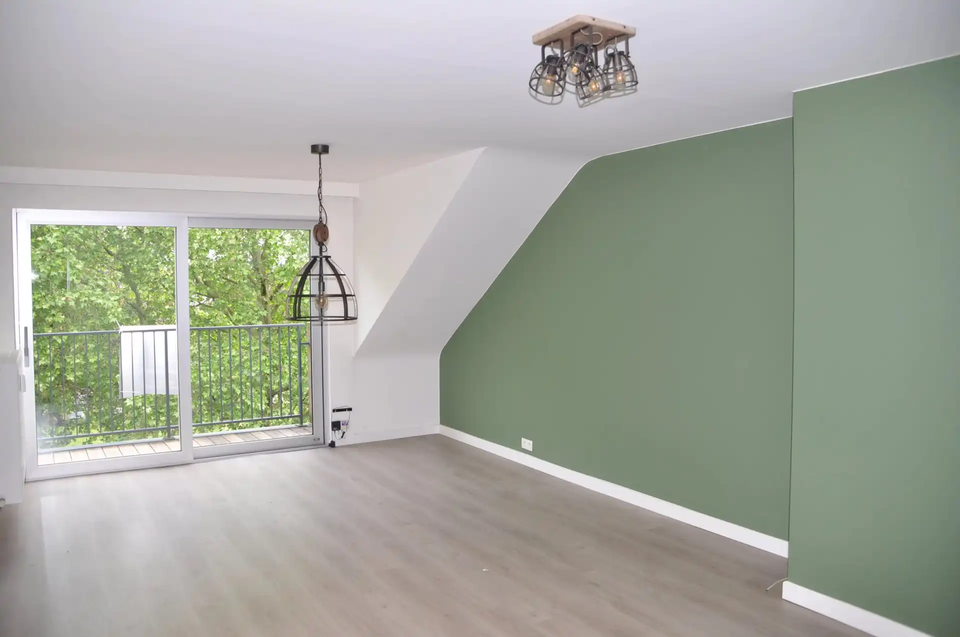 GEZELLIG APPARTEMENT MET 2 SLPKS VAN 74 M² OP EEN CENTRALE LIGGING IN HASSELT foto {{pictureIndex}}