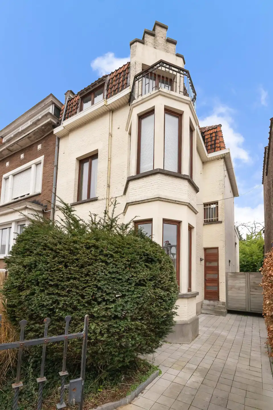 Huis met potentieel voor verkaveling van het terrein foto 2