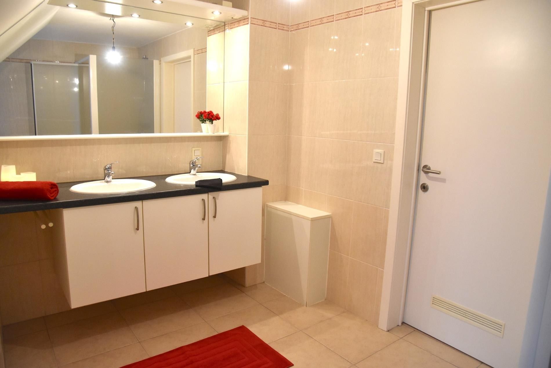 Heel mooie koppelwoning te huur in centrum Wevelgem! foto 12