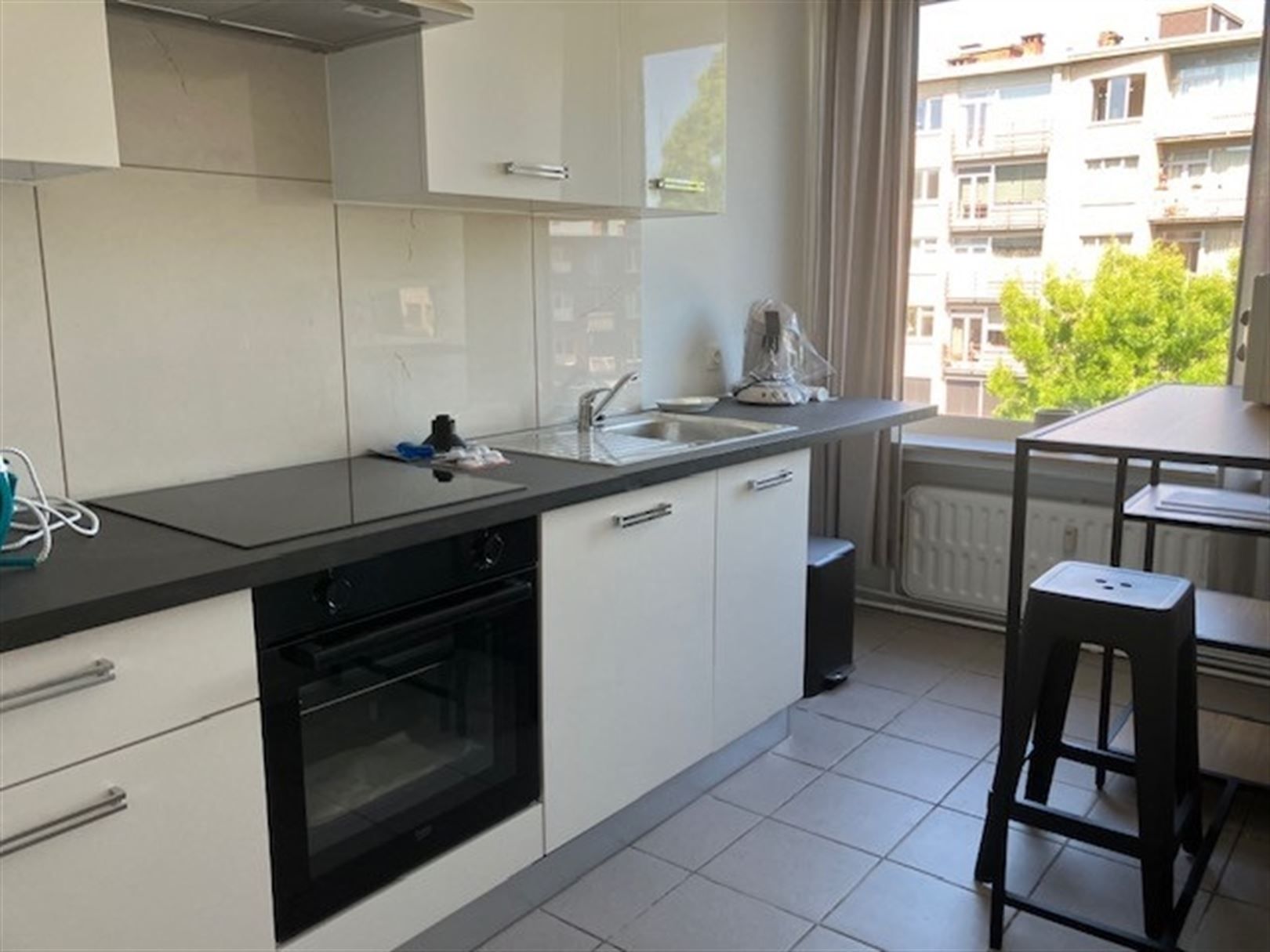 Gemeubeld appartement met 2 slaapkamers, terras en parking! foto 4