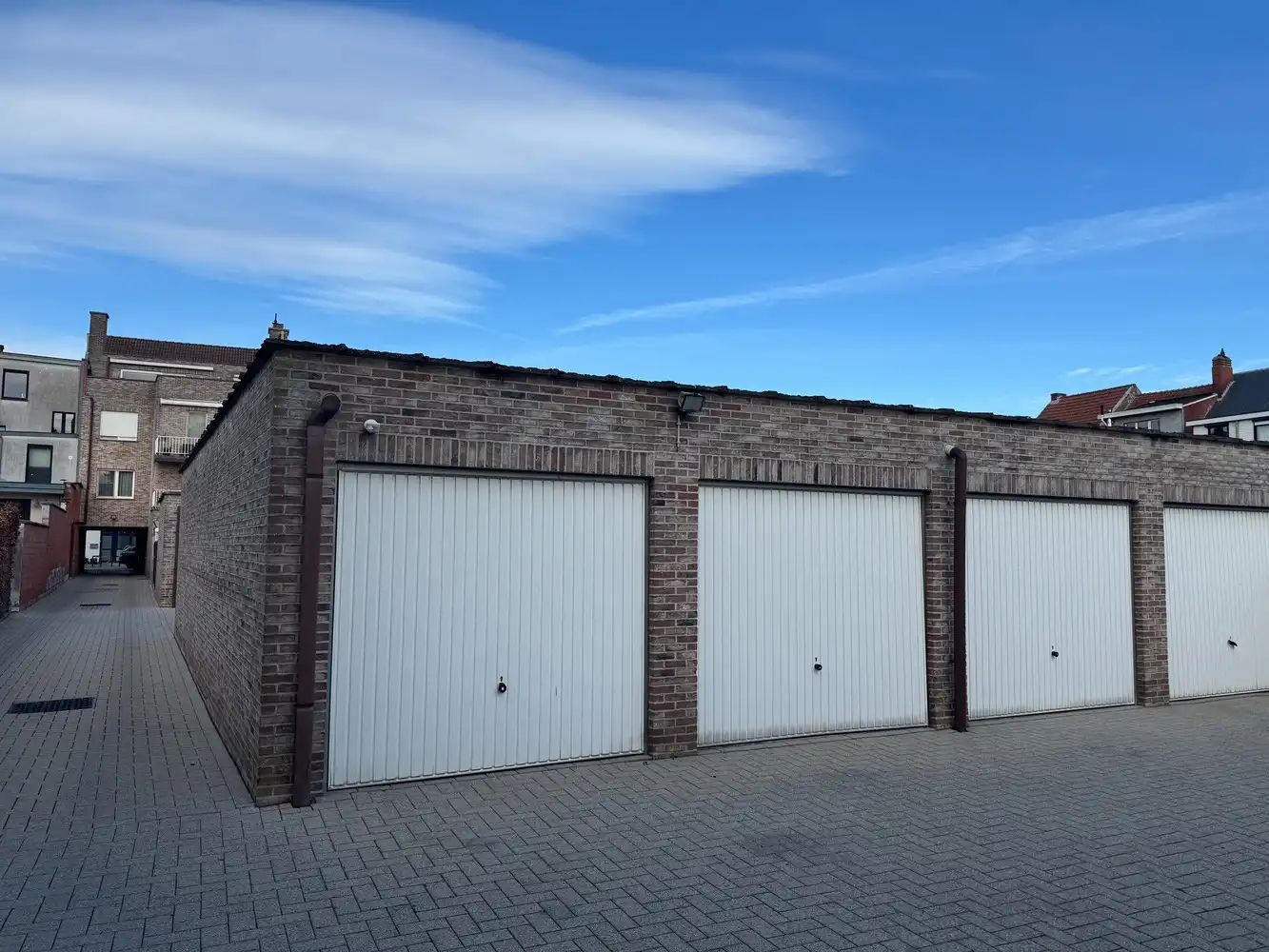 Garagebox met kantelpoort te Wijnegem! foto {{pictureIndex}}