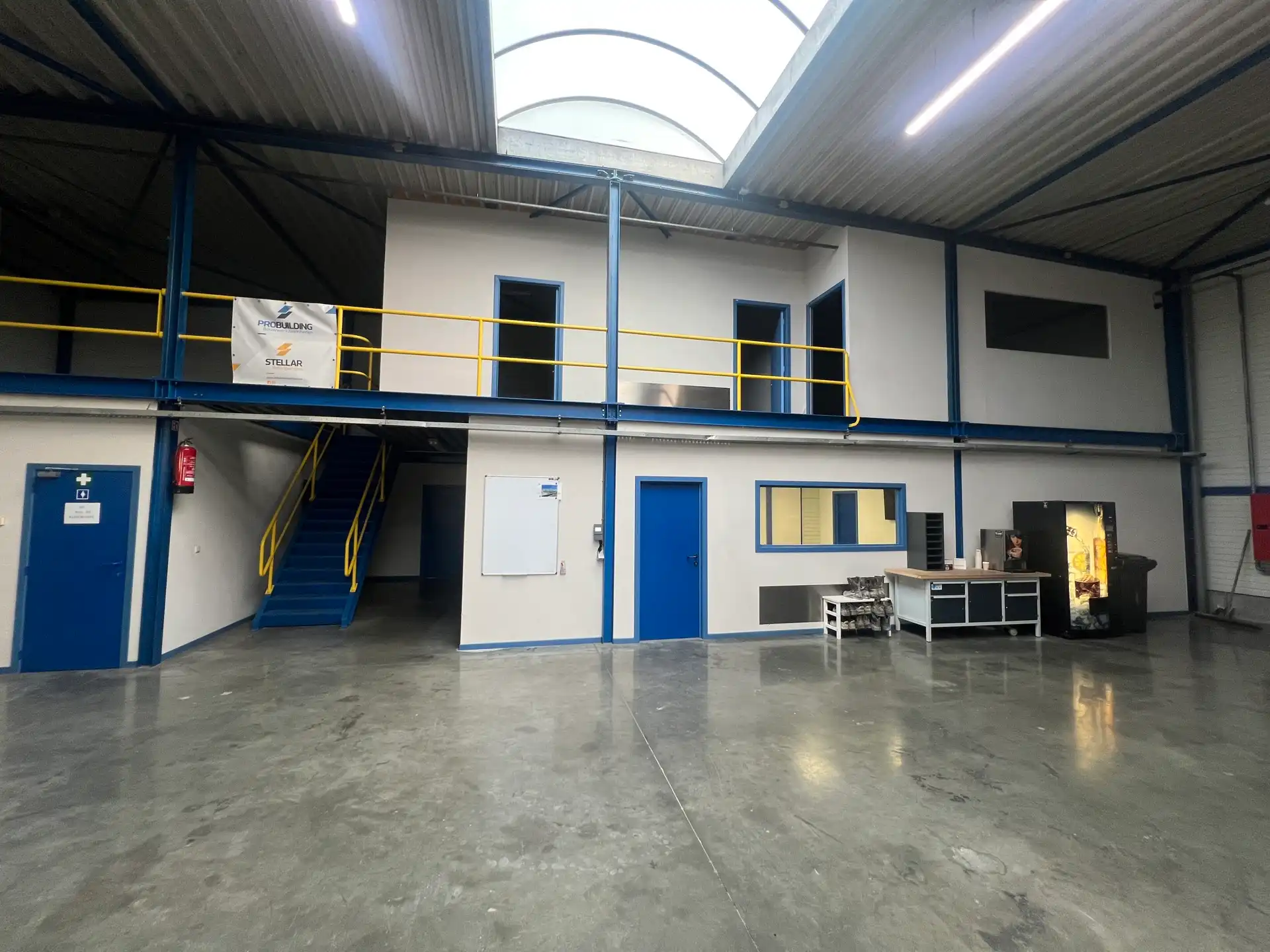 Bedrijfsgebouw met verhard buitenterrein         foto 7