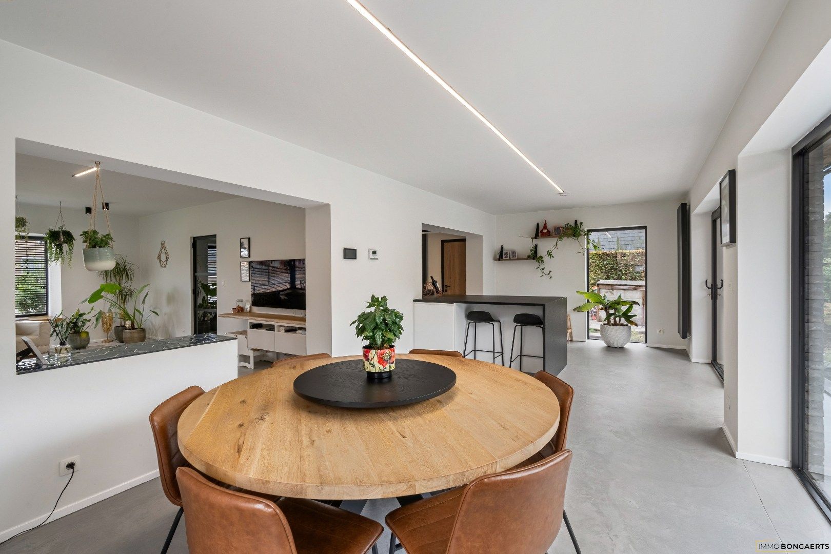 Ruime woning met 4 slaapkamers foto {{pictureIndex}}