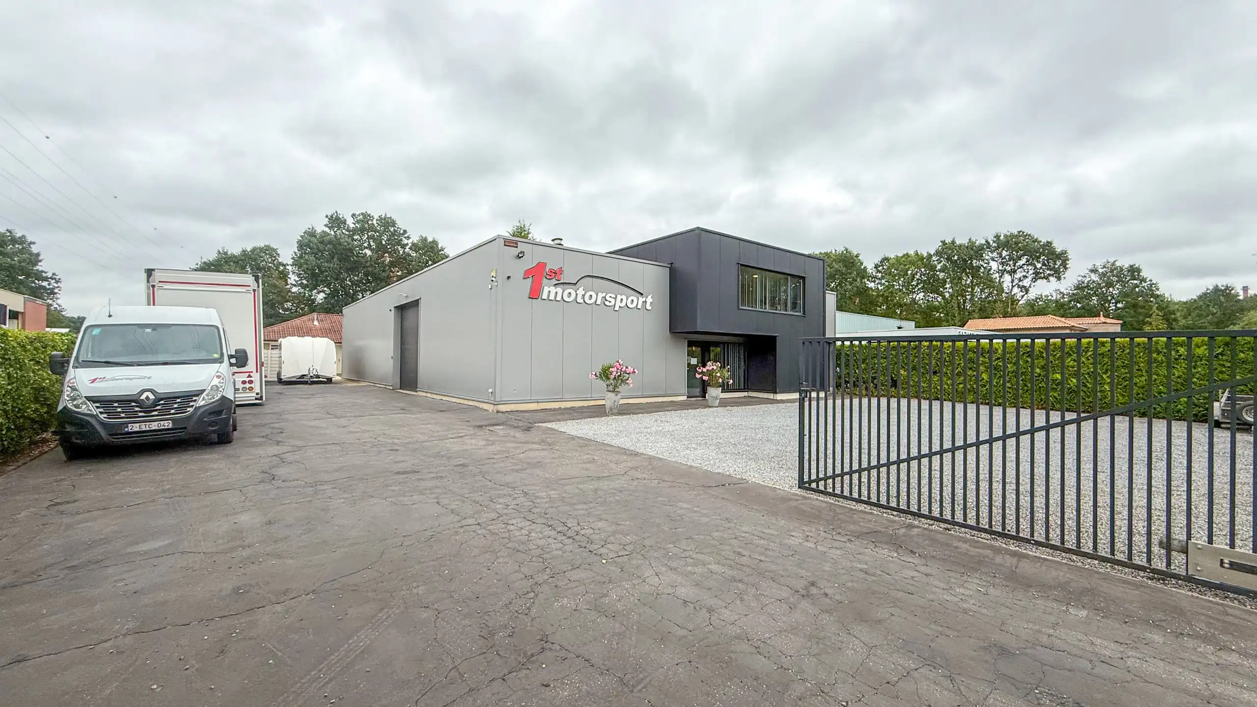 Gelijkvloerse woning met ruim magazijn en zwembad! foto 80