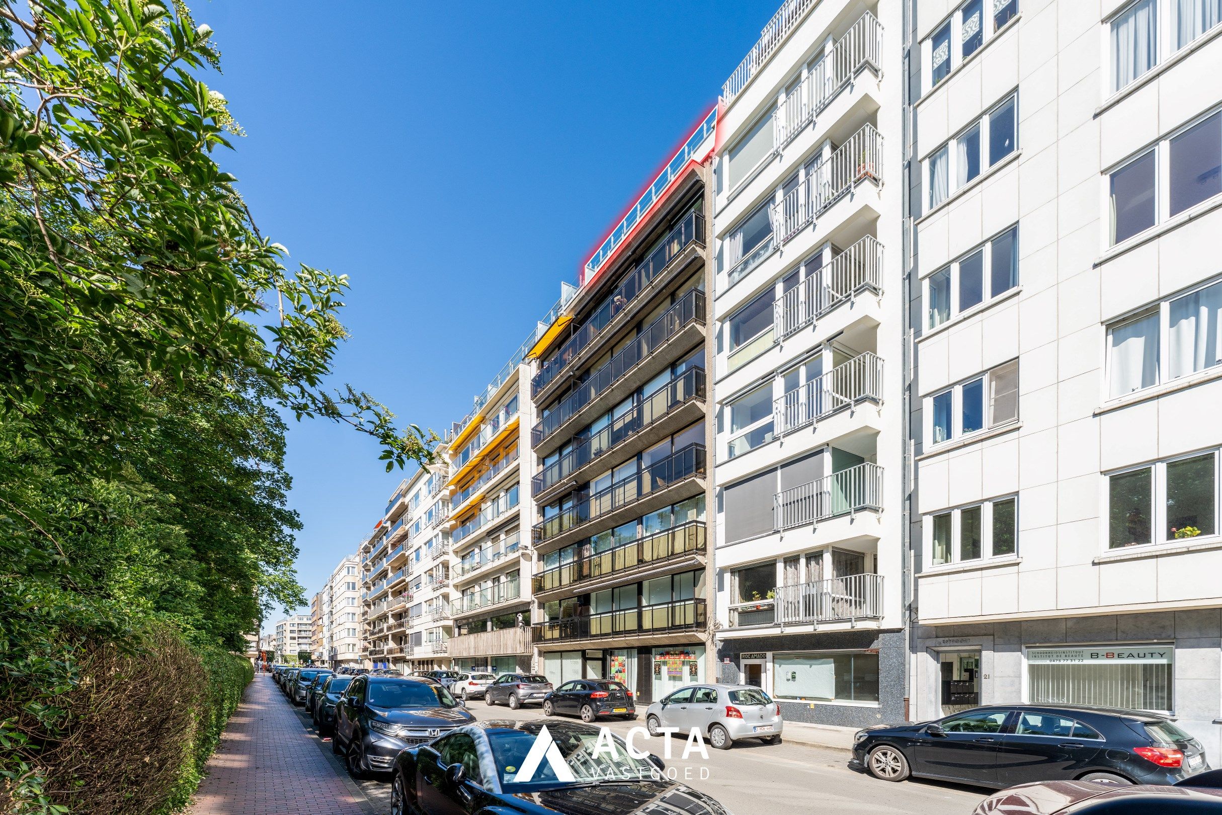 Gerenoveerde penthouse met drie slaapkamers aan het Leopoldpark foto 2