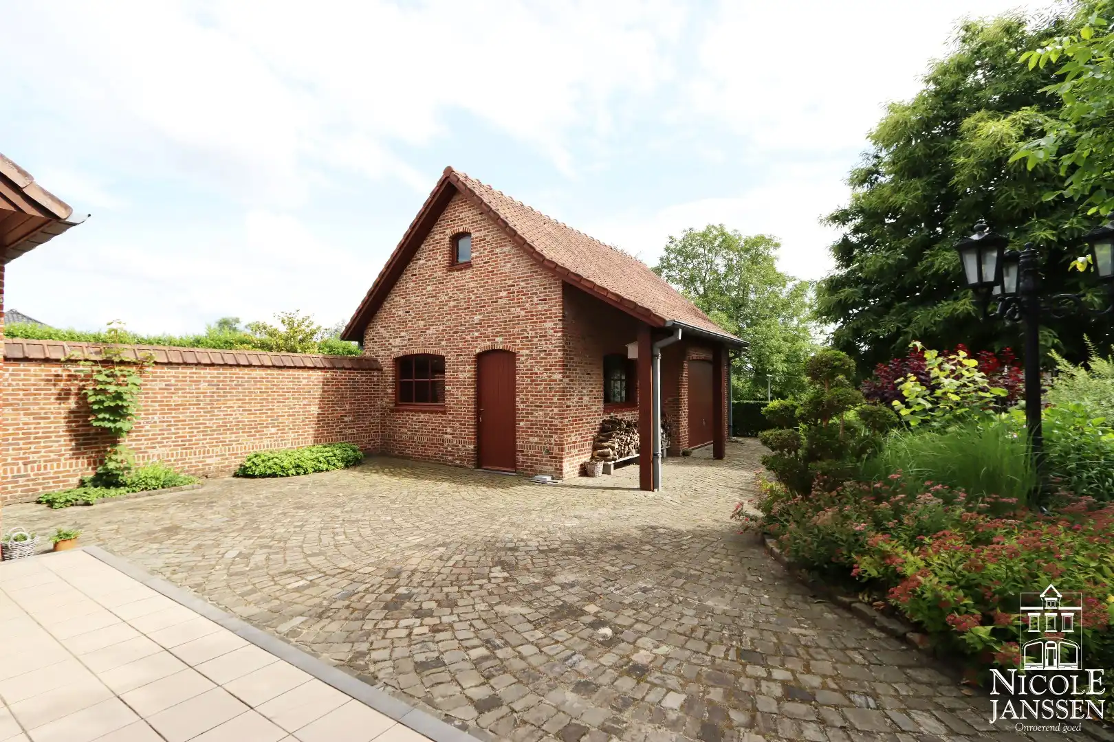 Instapklare en ruime gezinswoning met garage en diepe tuin in het gezellige Beek foto 21