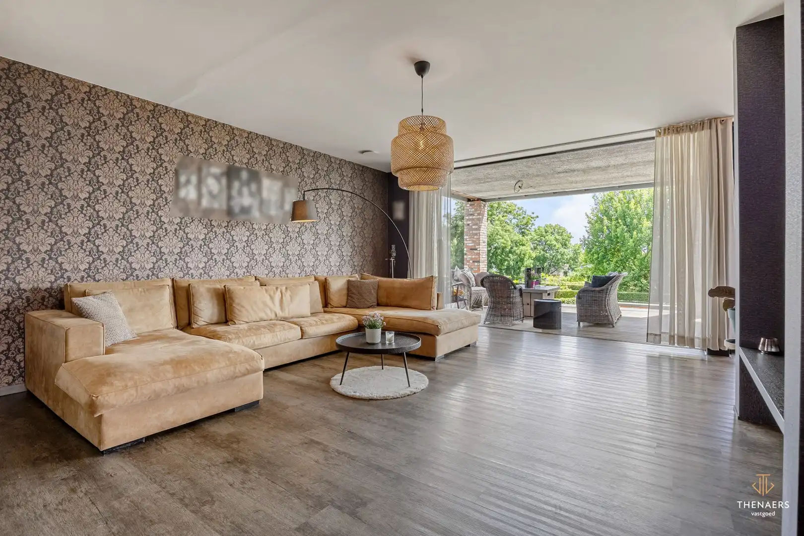 Exclusieve en bijzonder energiezuinige woning met 332 m² woonoppervlakte, vier autostaanplaatsen en verwarmd zwembad. foto 7