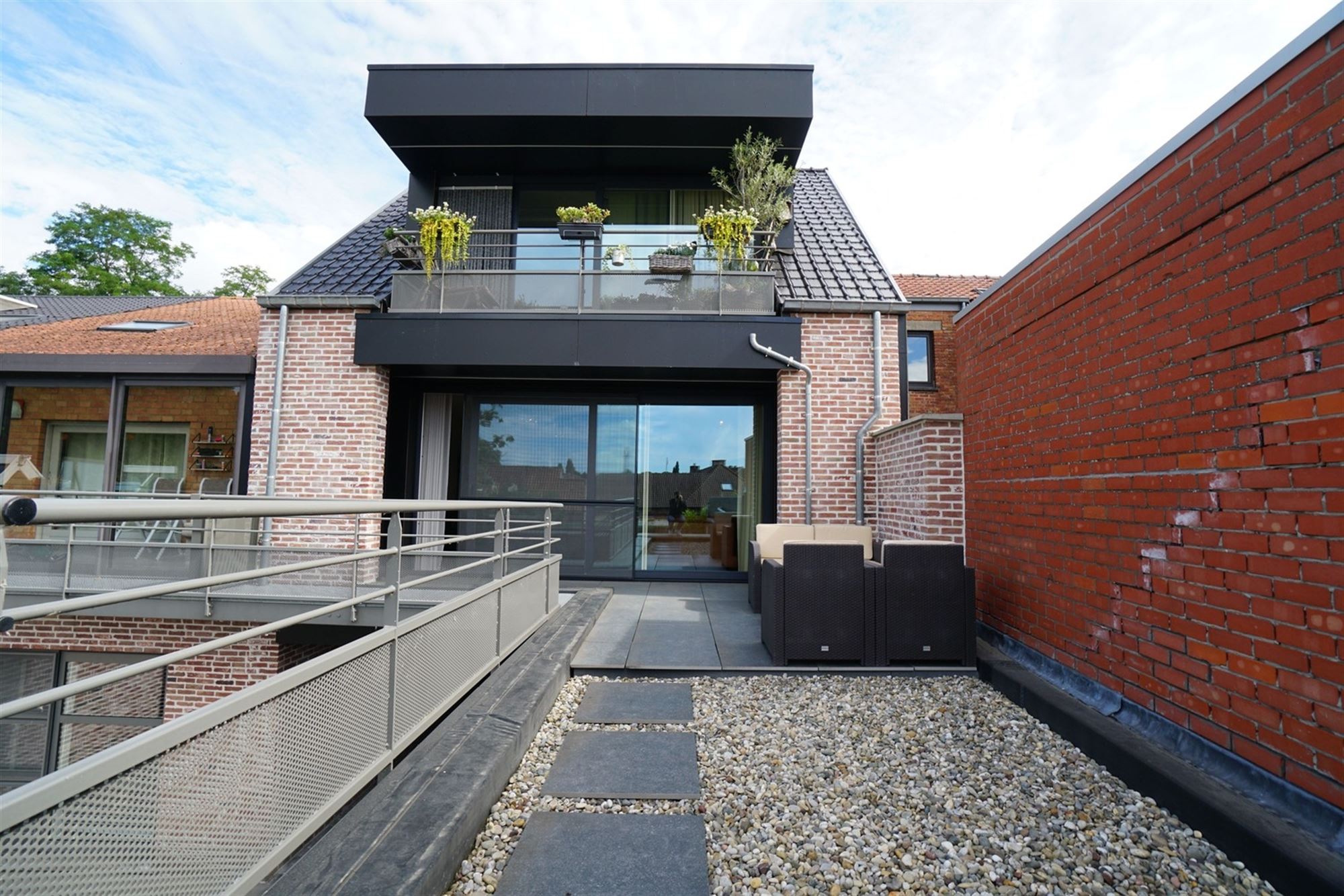 Prachtig  2-slpk appartement met lift, ruim zonnig terras en garage in centrum Oosteeklo foto 19