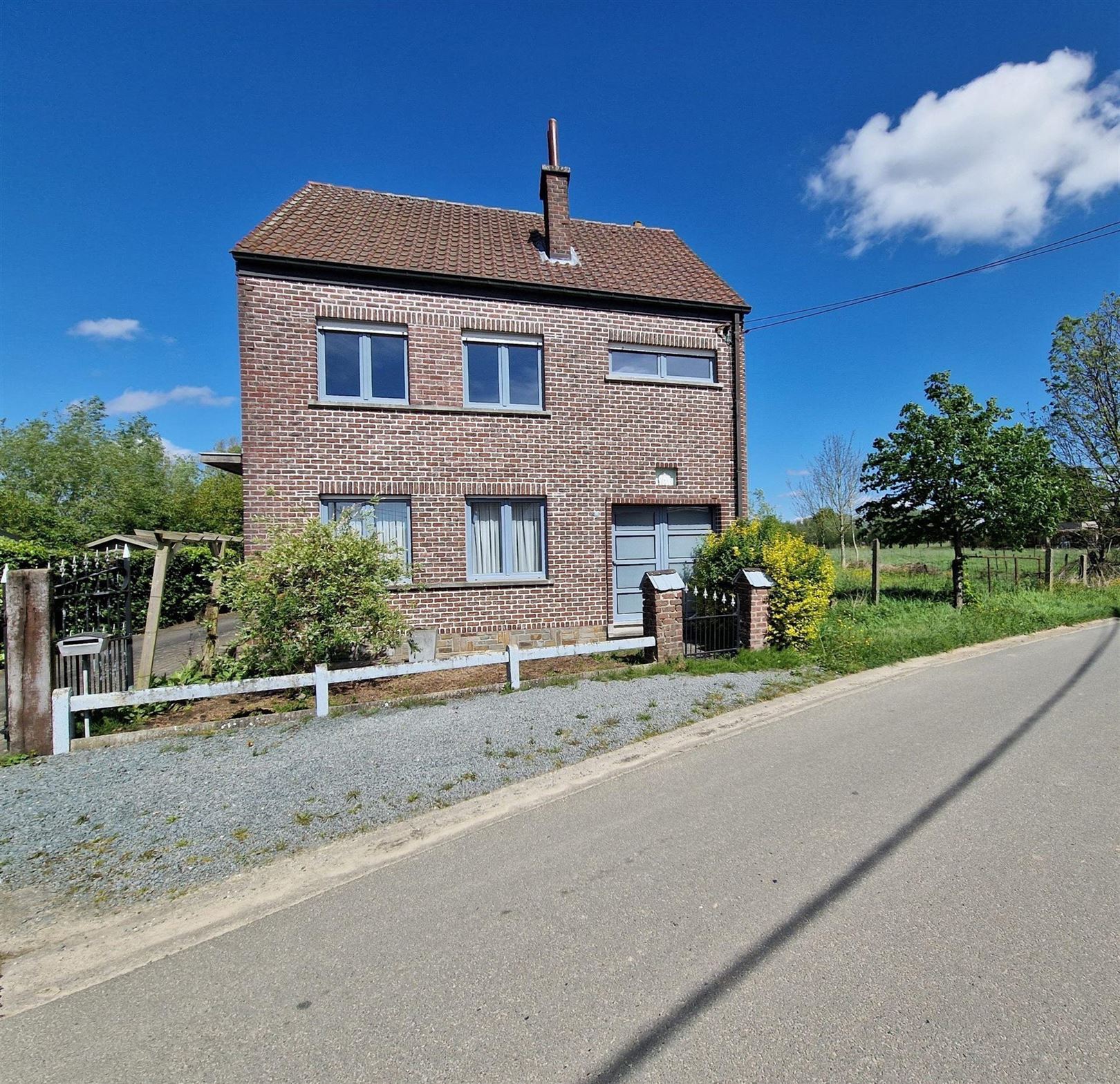 Rustig gelegen 3-gevelwoning op +/- 37 are - 4 slpks - weide foto 2