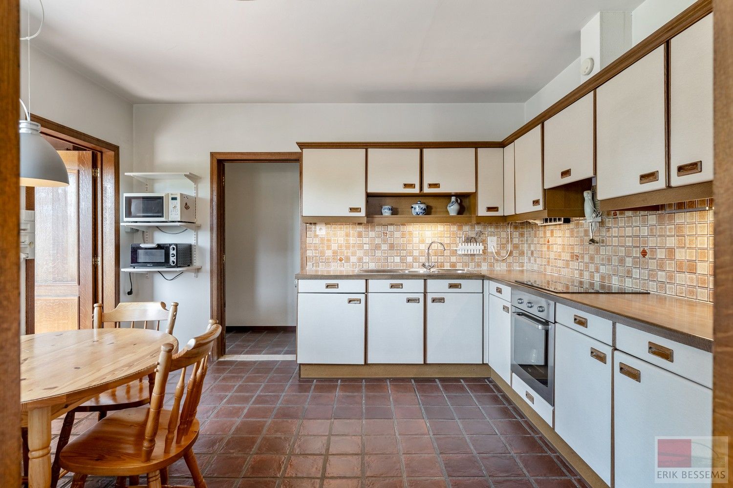 Vrijstaande woning uit 1981 op een ruim perceel in Rekem. Woonopp. 120 m² en perceel 1180 m². foto 13