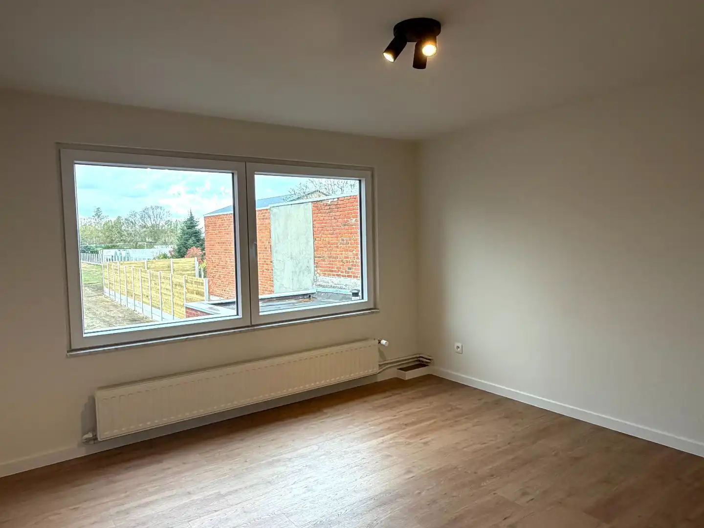 Gerenoveerde gezinswoning met 3 slaapkamers, tuin en garage. foto 17