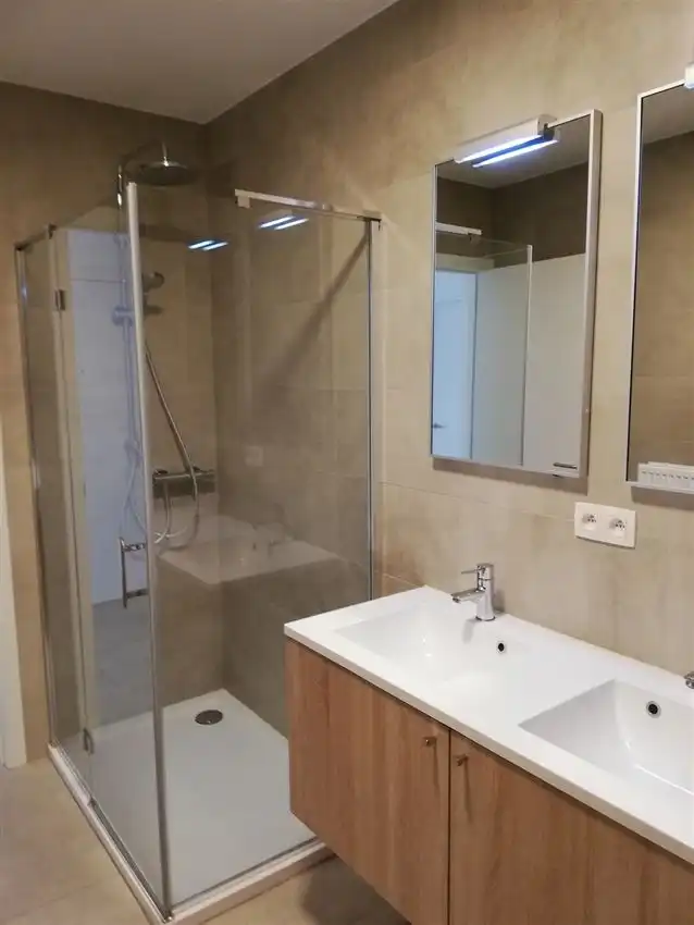 Gelijkvloers app. met 2 slpk., terras en garage, rustigere ligging foto 11