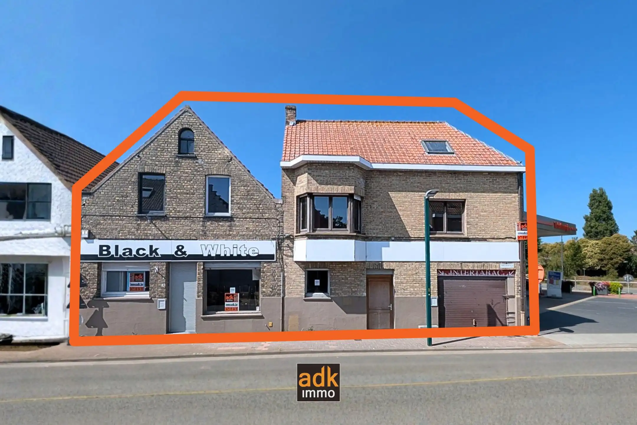 Te koop in Adinkerke – 2 gebouwen, grote garage/loods en potentieel voor nieuwbouw. foto {{pictureIndex}}