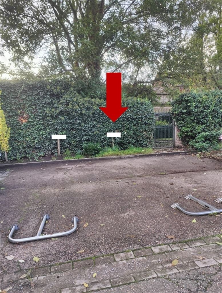 Zeer gunstig gelegen autostaanplaats in het centrum van Maaseik.  foto {{pictureIndex}}