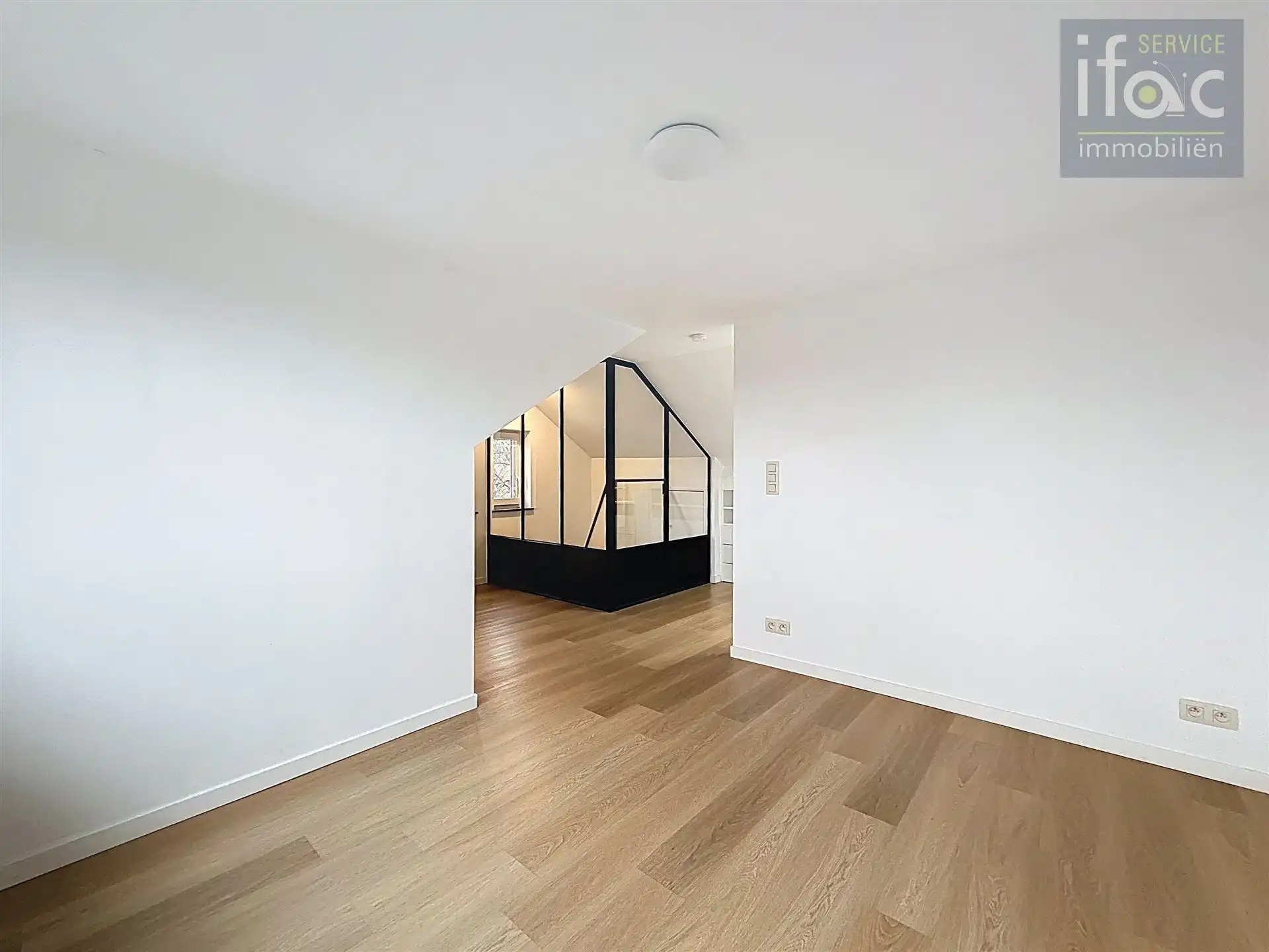 Mooi gerenoveerde woning met 4 slaapkamers en 2 badkamers. foto 16