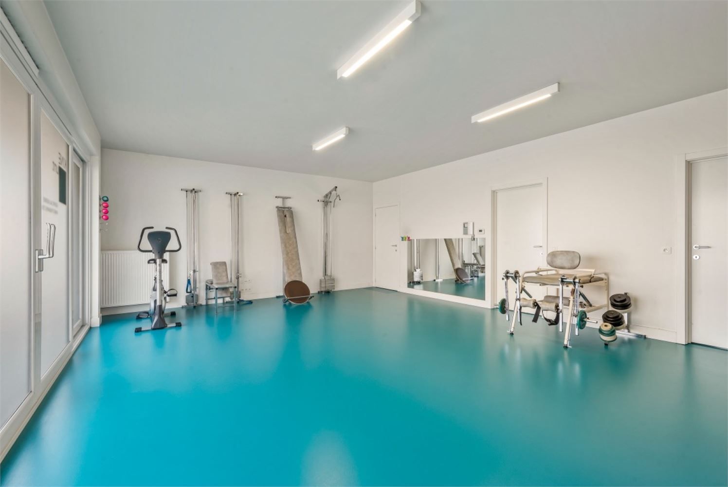 INSTAPKLAAR COMMERCIEEL GELIJKVLOERS OF KANTOOR foto 8