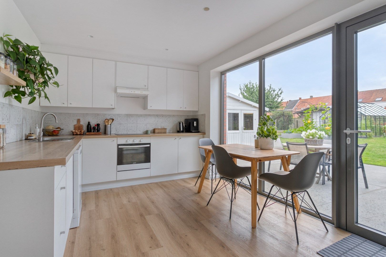 Prachtige instapklare woning met 3 slaapkamers en grote tuin! foto 7