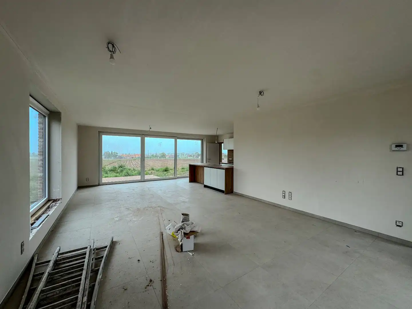 Nieuwbouwwoning met 4 slaapkamers, carport en tuin foto 3