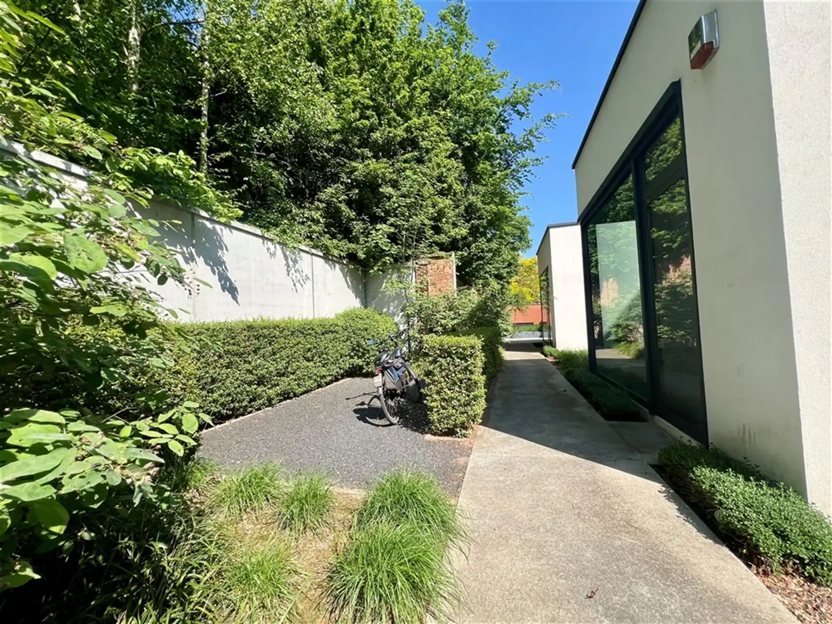 Modern gelijkvloerskantoor-/praktijkruimte te huur langs de Coupure foto 12