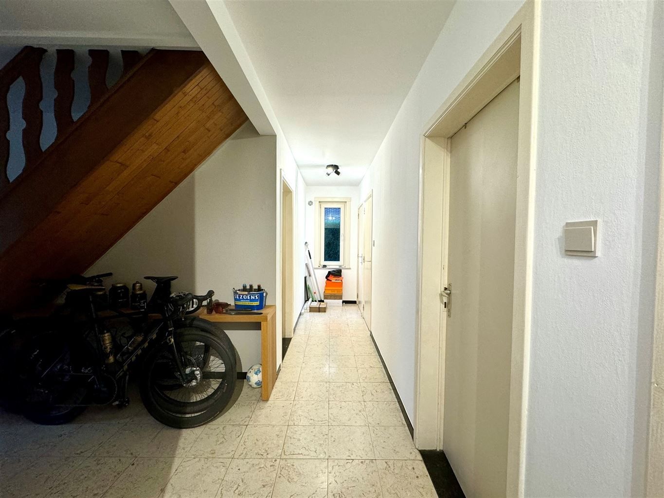 Ruim gelijkvloers appartement met 2 slaapkamers, tuin en garagebox. foto 4