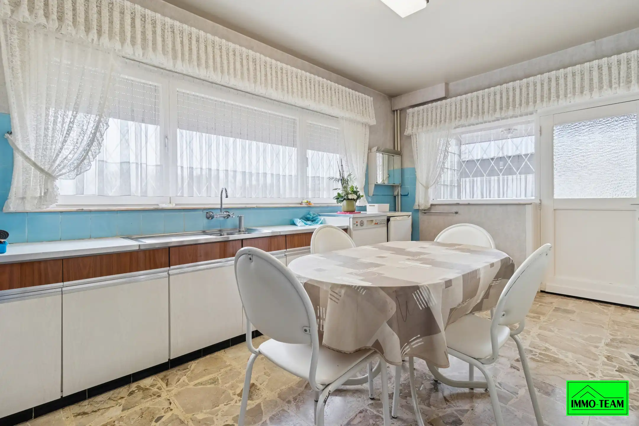 Goed onderhouden 3-gevelwoning met 3 slks, tuin en garage foto 7