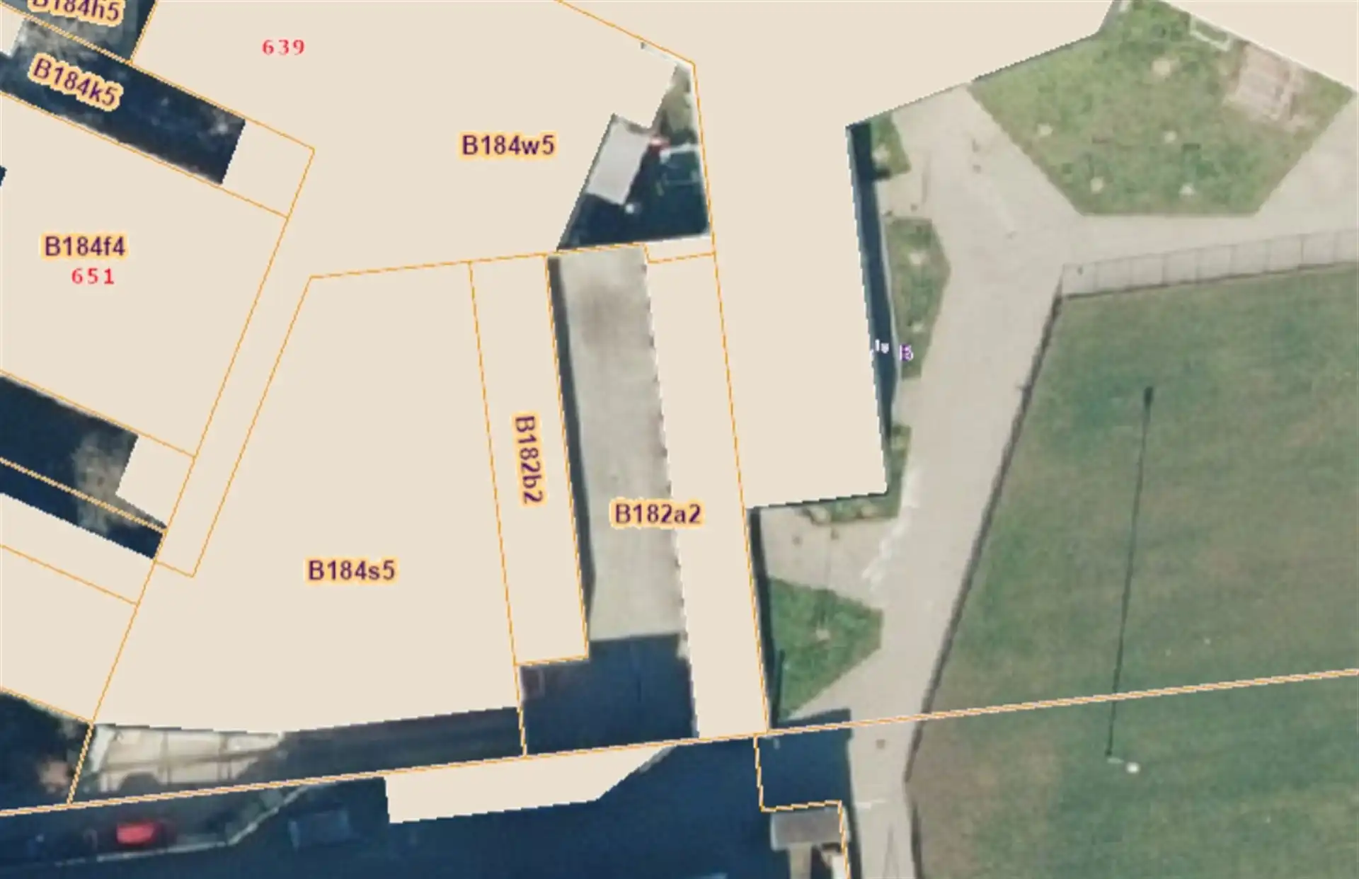 24 garageboxen te koop op locatie waar betalend parkeren van toepassing is foto 3