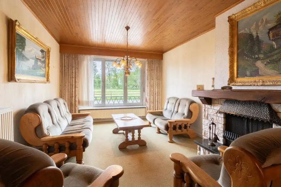 Halfopen gezinswoning met grote tuin in groene omgeving foto 2