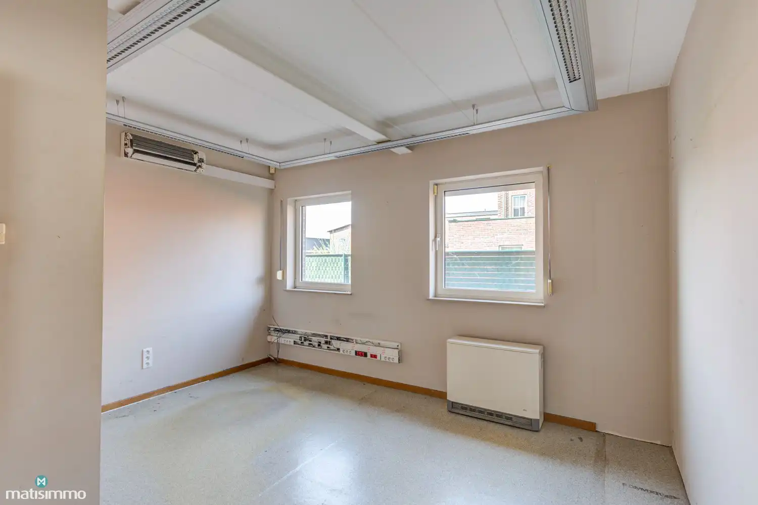 RUIM HANDELSPAND (SHOWROOM/BUREAU EN ZEER GROOT MAGAZIJN) MET VEEL MOGELIJKHEDEN TE BILZEN foto 12