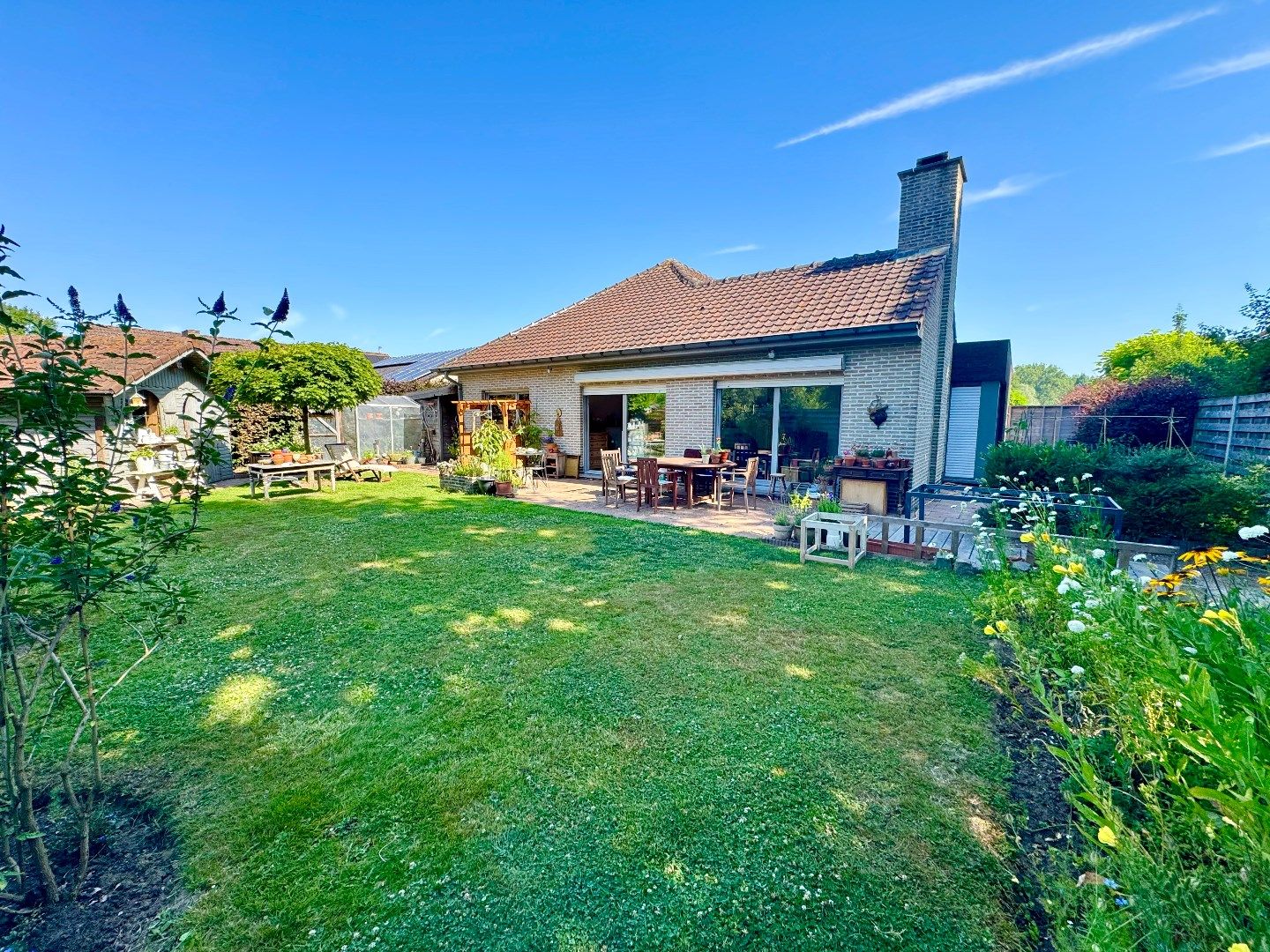 ALLEENSTAANDE WONING MET 4 SLPKS, GARAGE, CARPORT EN TUIN foto 4