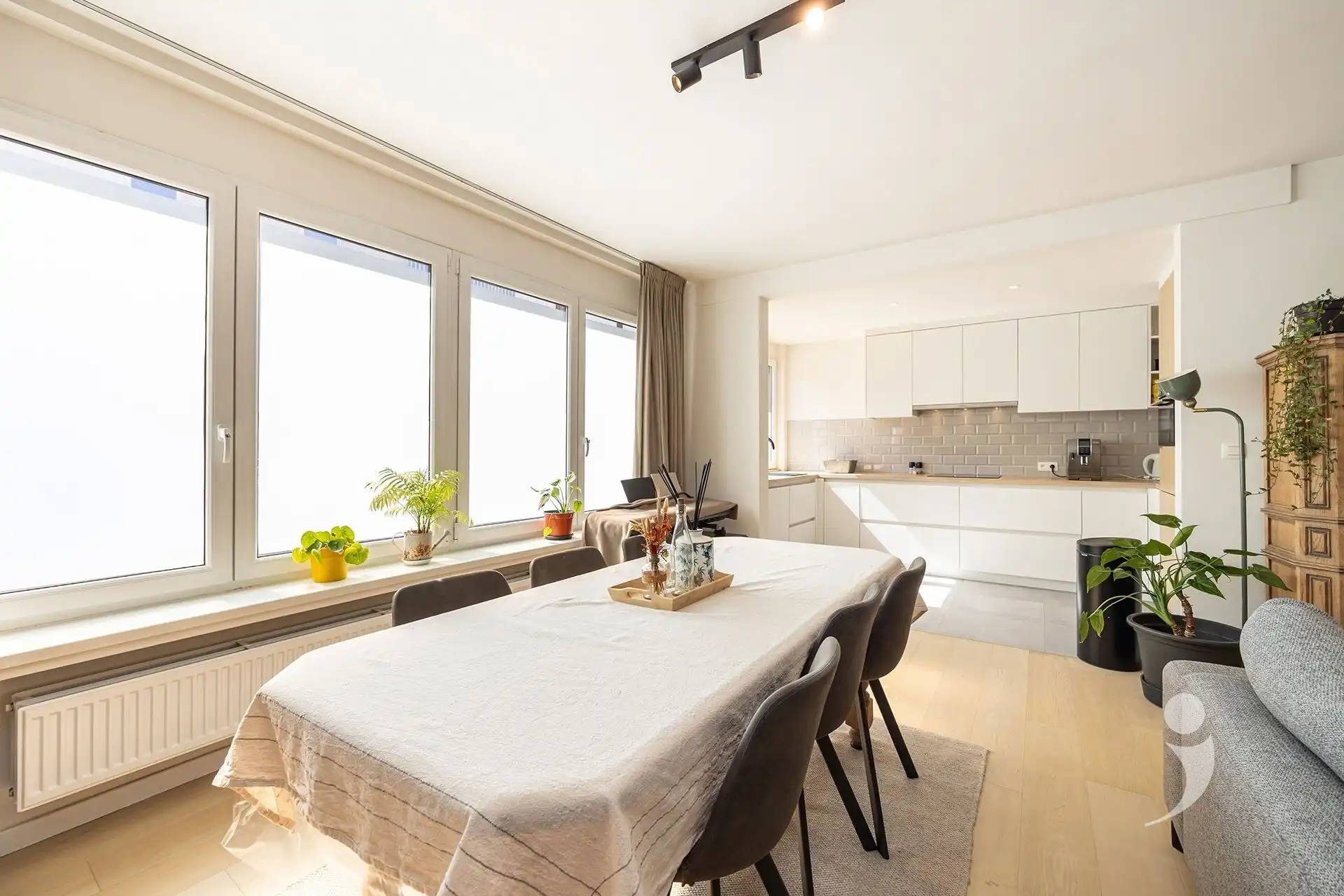 Gerenoveerd appartement met 2 slaapkamers, garagebox en staanplaats foto 7