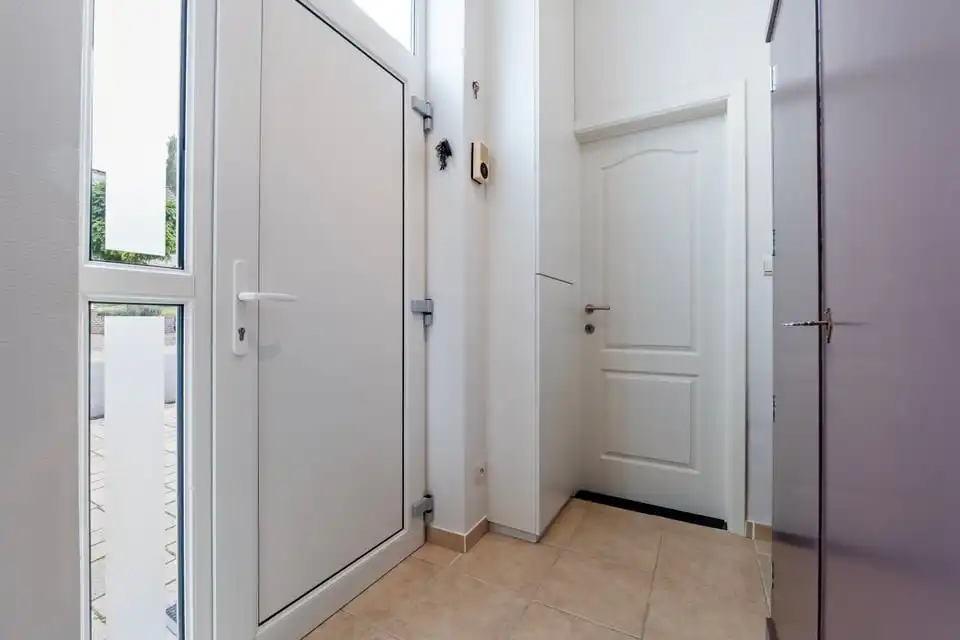 CHARMANTE GEZINSWONING MET 2 SLKS + MOGELIJKHEID TOT 3 SLKS IN HET LANDELIJKE GINGELOM foto 4