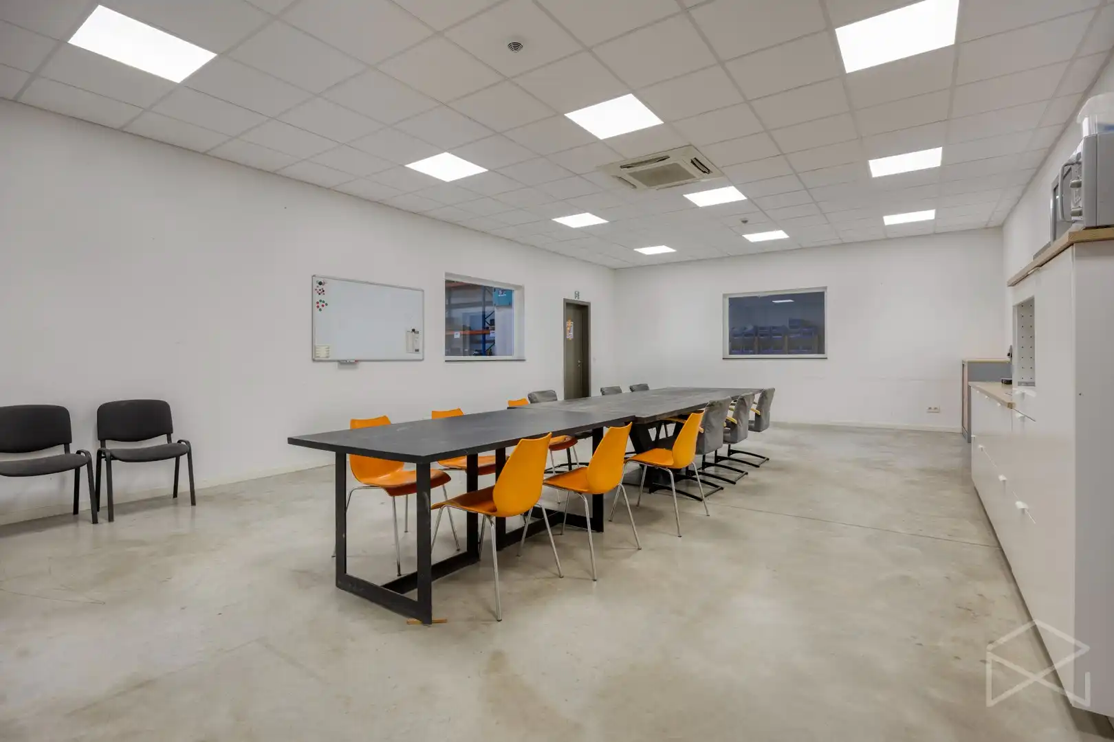 Magazijn met bureauruimte en parkeerplaatsen te huur in Tessenderlo-Ham foto 11