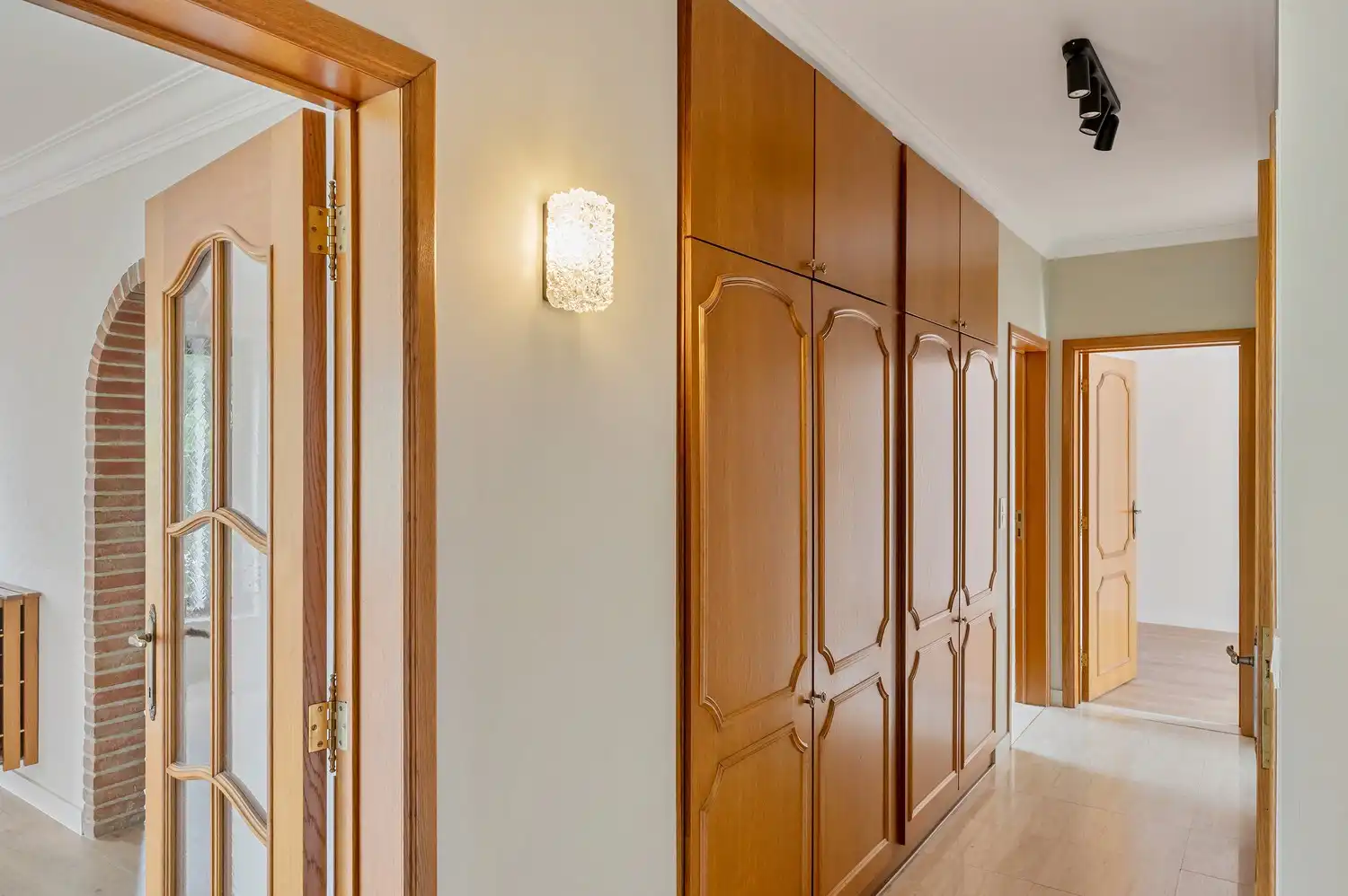 TE HUUR – Goed onderhouden appartement met 3 slaapkamers, terras en prachtig uitzicht. foto 17
