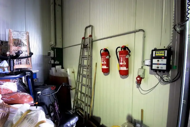 Instapklare OPSLAGRUIMTE (240m²) met hoge, automatische sectionaalpoort (+ codeklavier) op industriezone "Herdersbrug" te Brugge foto 7