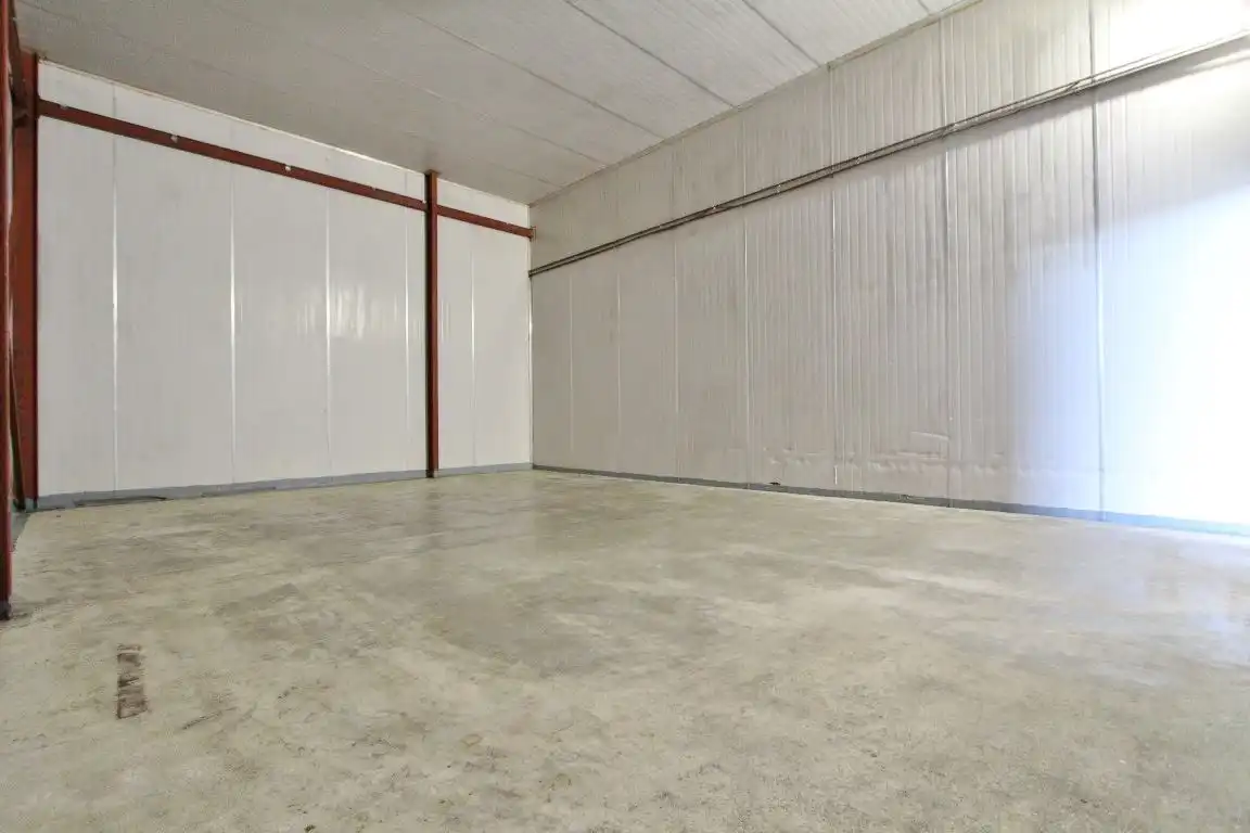 Ruime stockageruimte met frigoloodsen foto 12