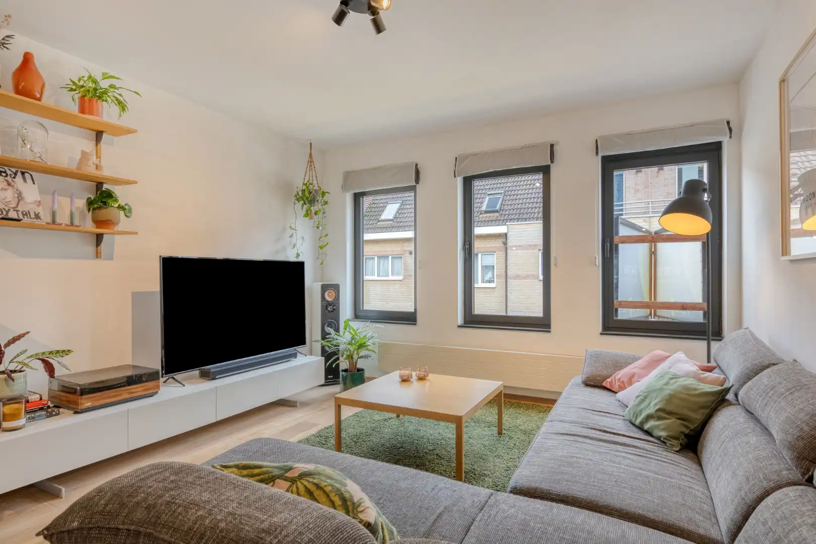 Instapklare bel-etagewoning met dubbele garage en tuin in het centrum van Retie foto 4