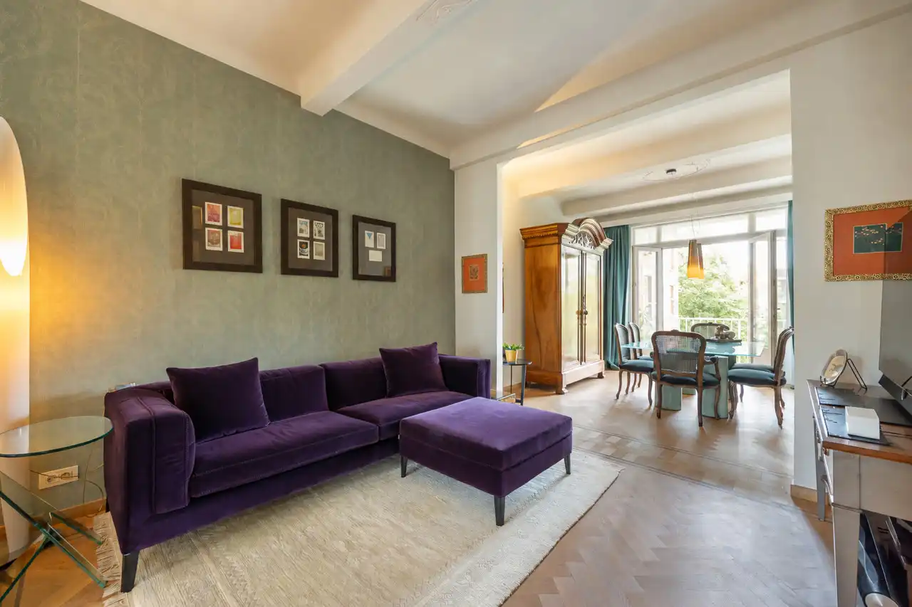 Energiezuinig (EPC B) en hoogwaardig gerenoveerd art-decoappartement met 2 slaapkamers, terras en gelijkvloerse polyvalente ruimte op absolute toplocatie aan ’t Groen Kwartier foto {{pictureIndex}}