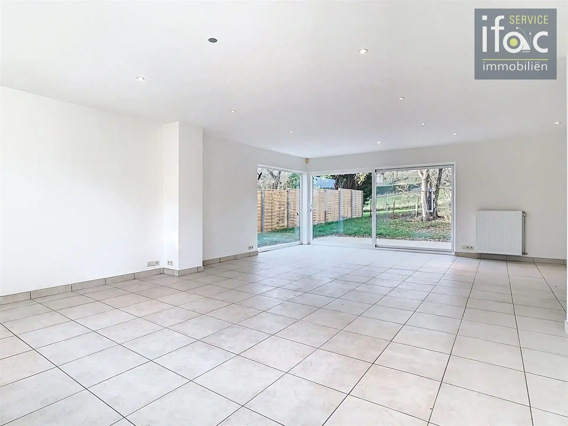 Villa met 4 slaapkamers, 2 badkamers, tuin en garages foto 4