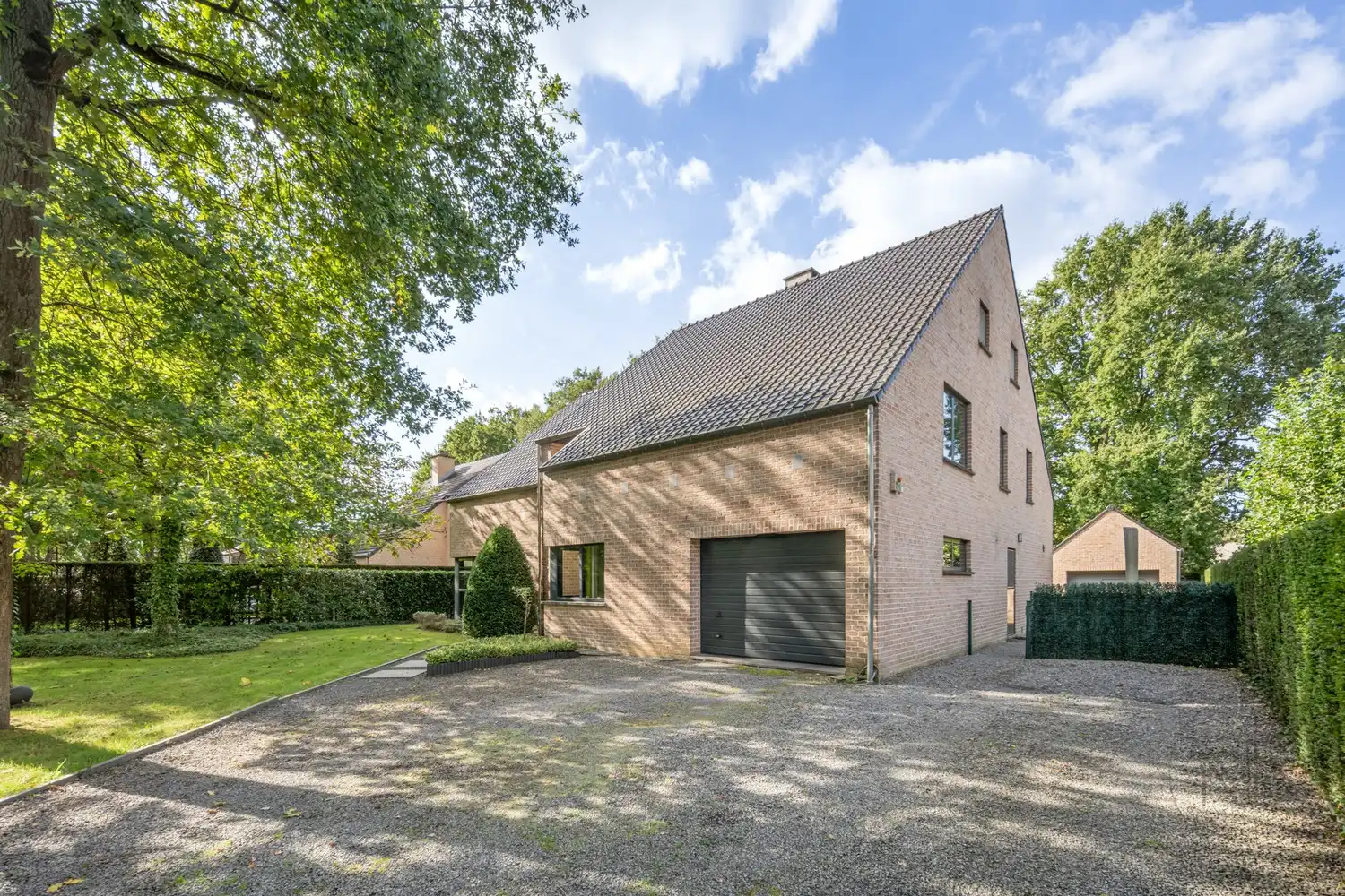 Ruime en verzorgde gezinswoning op een gunstige locatie in De Bret (14,4 are)! foto 2