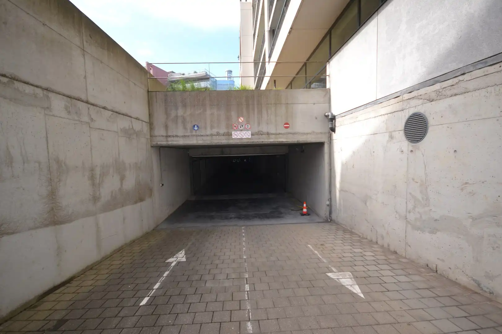 Dubbele garage te huur, centraal gelegen  te Oostduinkerke-bad. foto 6