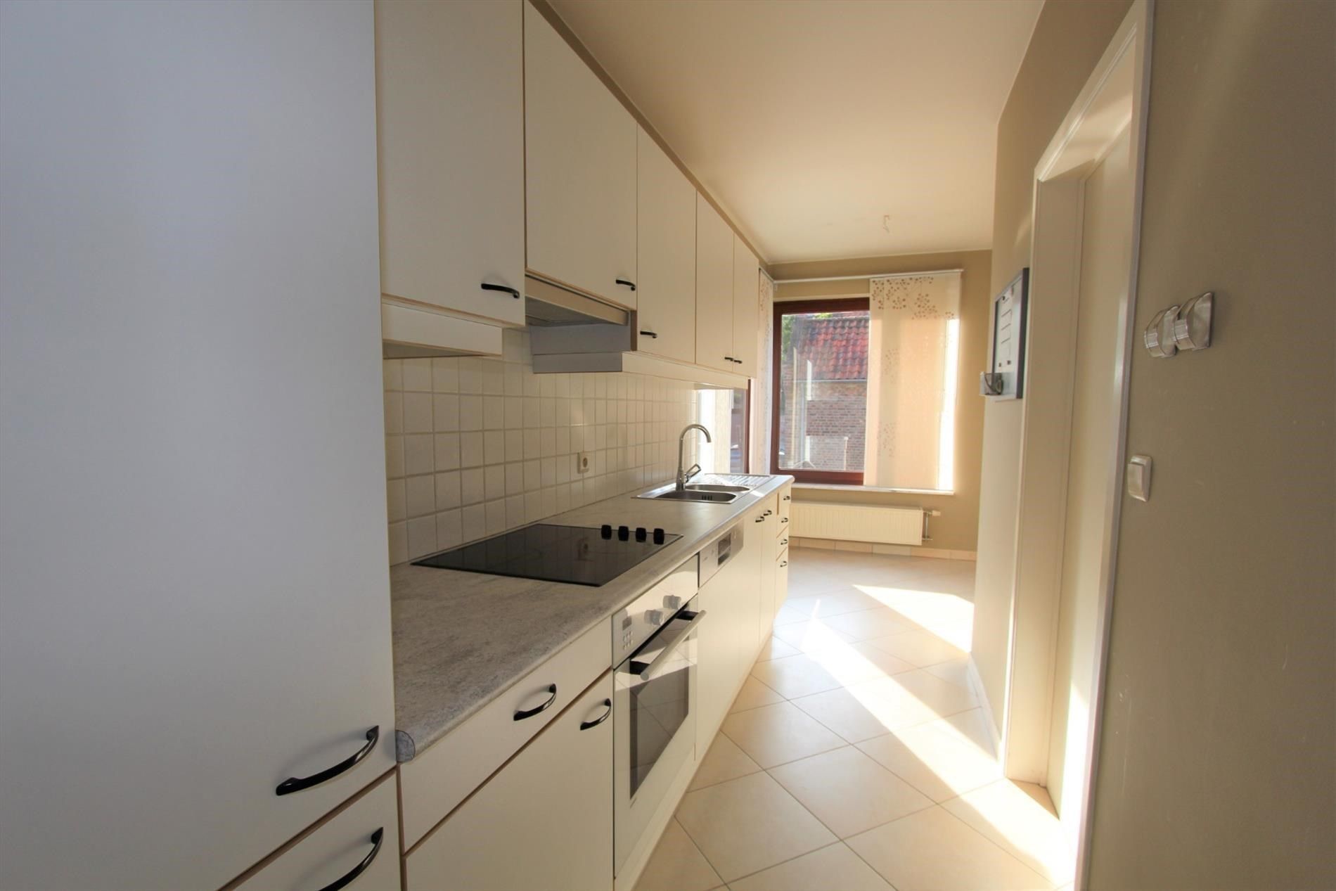 MOOI GELIJKVLOERS APPARTEMENT MET GROOT TERRAS + GARAGE foto 3