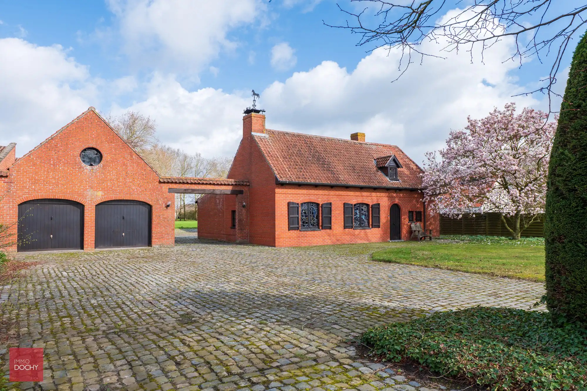 Villa met paardenstallen op 4.876m² foto 4