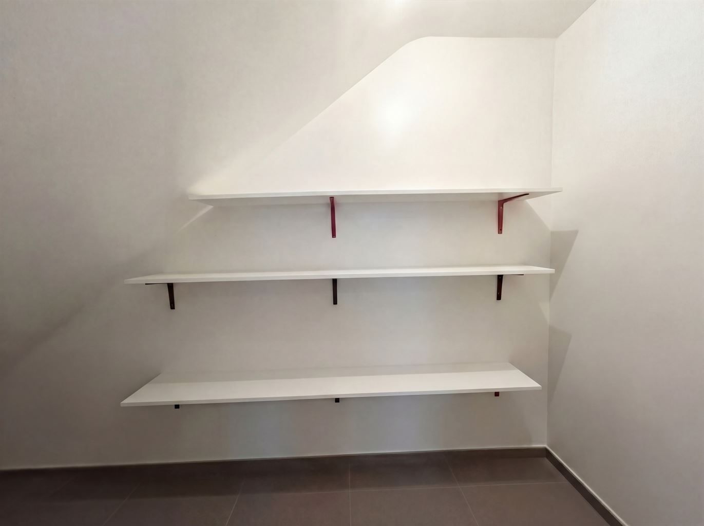 Ruim duplexappartement met 2 slaapkamers, terras, autostaanplaats en kelderberging. foto 16