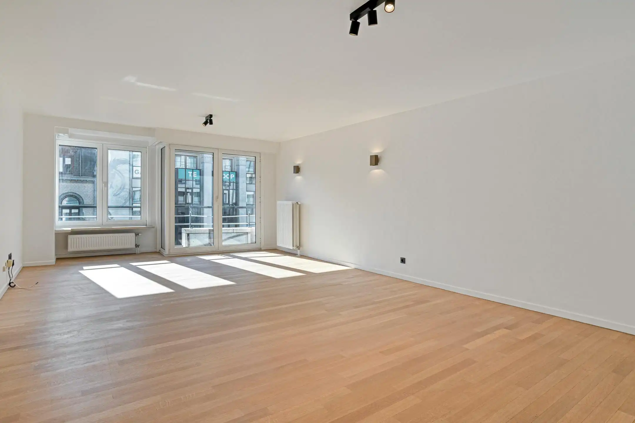 Appartement (97m²) te koop aan de Grote Markt in Kortrijk. foto 2